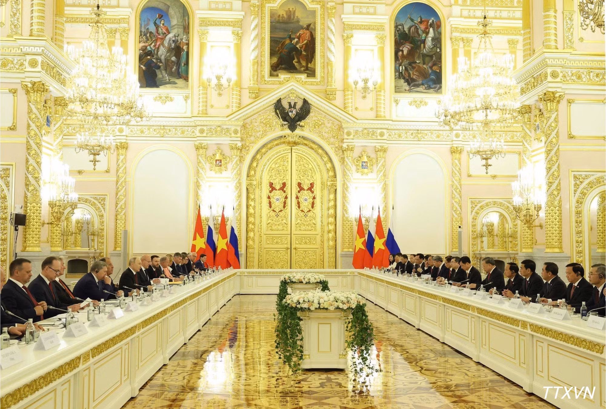 vna-potal-tong-bi-thu-chu-tich-nuoc-to-lam-hoi-dam-voi-tong-thong-nga-vladimir-putin.jpg