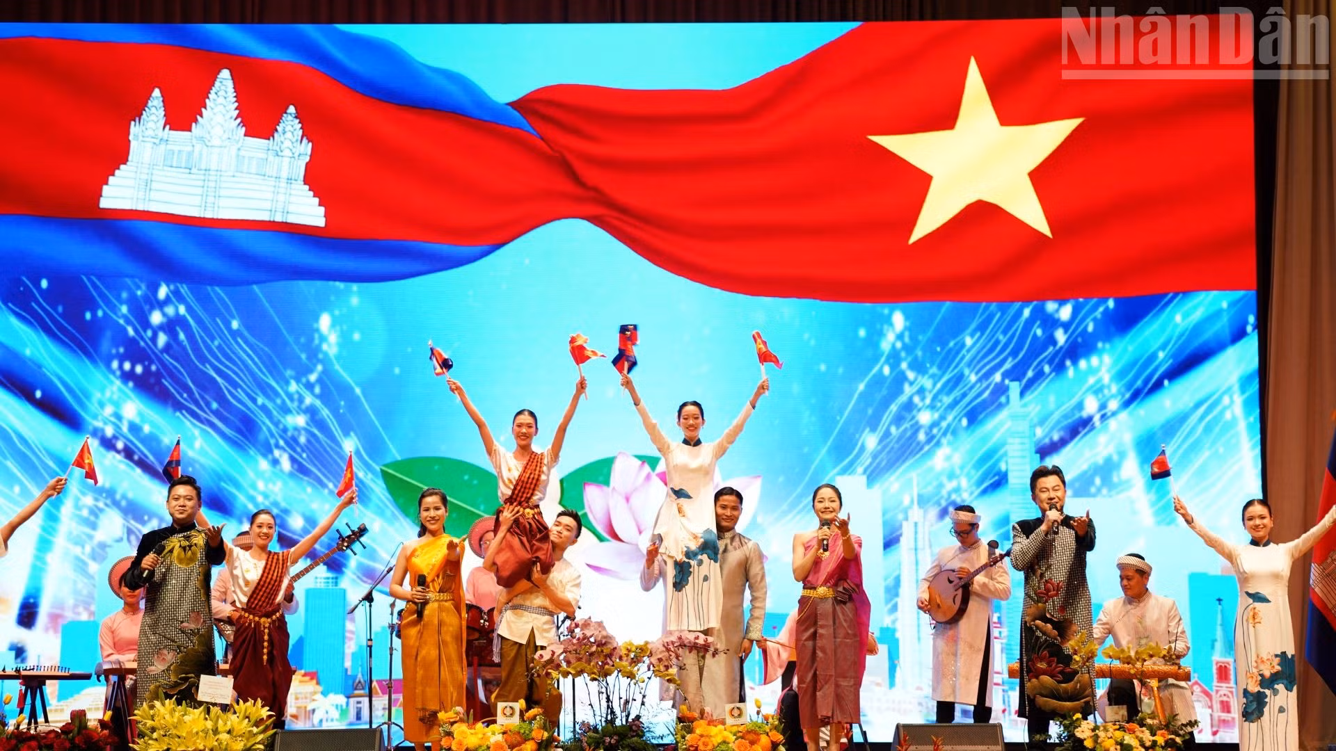 Biểu diễn nghệ thuật tại Lễ kỷ niệm 80 năm Quốc khánh Việt Nam được tổ chức tại Phnom Penh, Campuchia. (Ảnh: ĐINH TRƯỜNG)