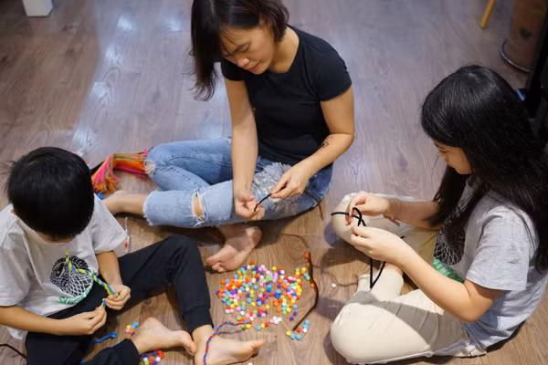 Những khoảnh khắc bình dị mà gần gũi giúp gắn kết tình cảm gia đình. Ảnh: UNICEF Việt Nam 