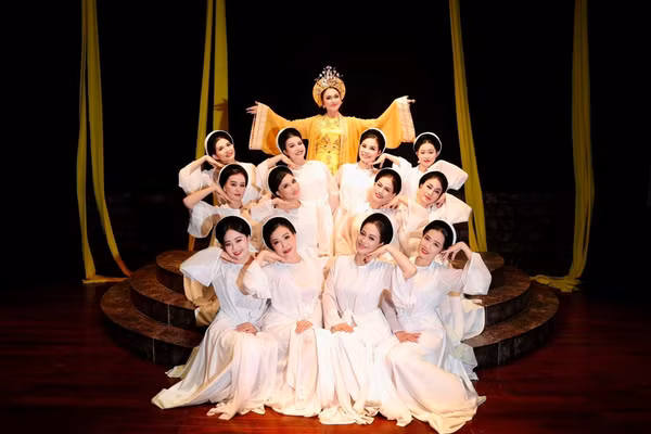 Cảnh trong vở Thái hậu Dương Vân Nga.
