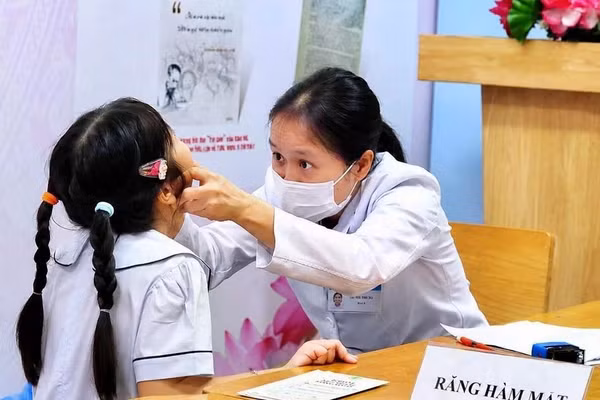 Bệnh viện Nhi đồng 2 triển khai khám sức khỏe cho học sinh. 