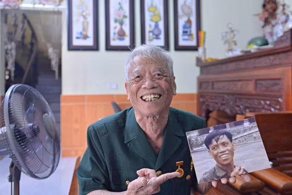 Cựu chiến binh Nguyễn Hữu Cử kể về nụ cười chiến thắng trưa 30/4/1975, tại Dinh Độc Lập.