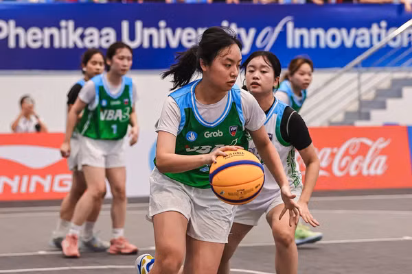 Nữ sinh VinUni để thua 7-13 trước đối thủ đến từ Trường đại học Kinh doanh và Công nghệ Hà Nội (HUBT) ở vòng bảng VBAS. Ảnh VBA