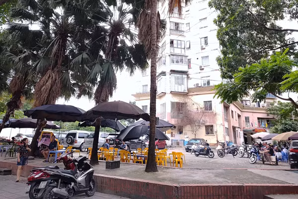 Khu vực sân chơi tòa chung cư trên phố Trần Điền bị một số cá nhân chiếm dụng làm điểm bán nước giải khát.