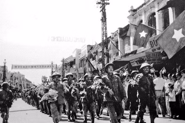 Bộ đội tiến vào giải phóng Hà Nội ngày 10/10/1954. Nguồn: TTXVN