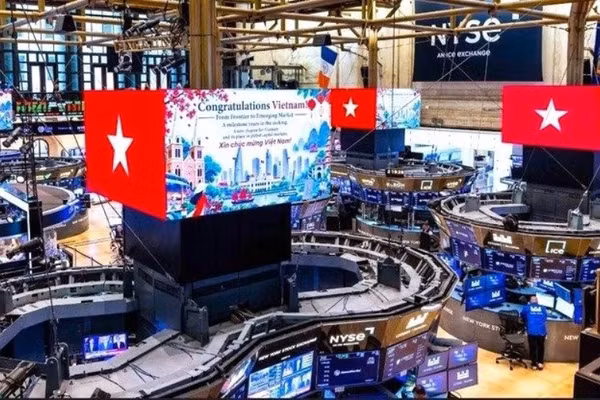 Trên các màn hình lớn tại Sở Giao dịch chứng khoán New York (NYSE), Mỹ, từ phiên giao dịch ngày 21/9, hình ảnh cờ đỏ sao vàng cùng lời chúc mừng Việt Nam chuyển từ thị trường cận biên lên thị trường mới nổi đã xuất hiện.