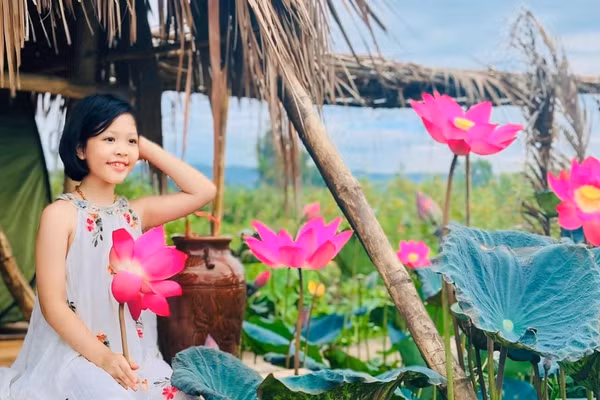 Du khách nhí bên đầm sen ở Sơn Mỹ hôm nay. Ảnh: Hạnh Đỗ