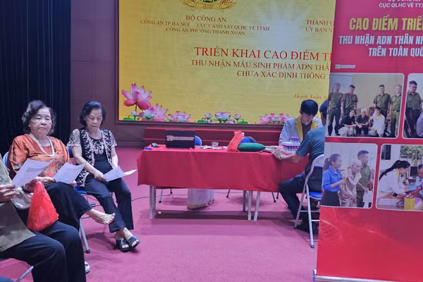 Người thân của liệt sĩ chưa xác định thông tin, đang chờ đợi được lấy mẫu ADN phục vụ cho công tác tìm kiếm. Ảnh: Phương Thảo