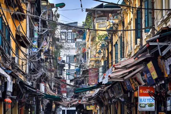 "Ngã tư quốc tế" Tạ Hiện-Lương Ngọc Quyến trong khu phố cổ Hà Nội. Ảnh: Thành Đạt
