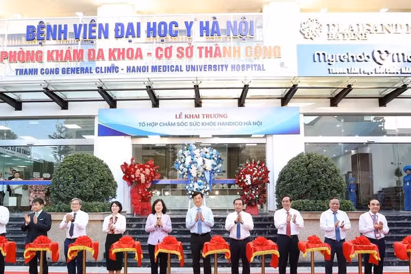 Các đại biểu cắt băng khai trương Tổ hợp chăm sóc sức khỏe HANDICO. Ảnh: HANDICO