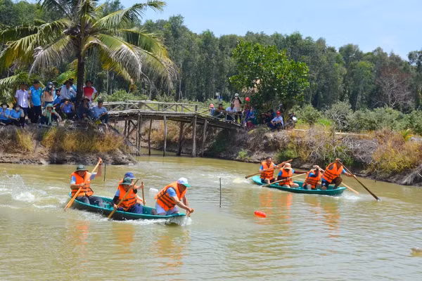 Xuồng ba lá khá thân thuộc với người dân miền Tây, nhất là vào mùa nước nổi.