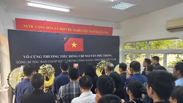 Trong không khí trang nghiêm, xúc động, Đại sứ và cán bộ, nhân viên Đại sứ quán và cộng đồng người Việt tại Tanzania đã dành một phút mặc niệm tưởng nhớ và tiễn biệt Tổng Bí thư Nguyễn Phú Trọng. (Ảnh: TTXVN phát)