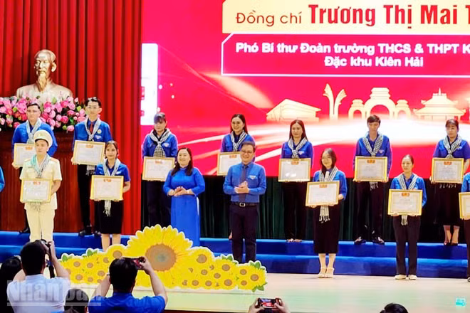 Lãnh đạo Tỉnh đoàn An Giang tuyên dương đảng viên trẻ tiêu biểu năm 2026. 