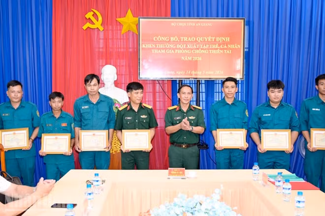 Bộ Chỉ huy quân sự tỉnh An Giang khen thưởng đột xuất cho các tập thể, cá nhân tại các xã Cô Tô, Óc Eo, Núi Cấm, Ô Lâm và Tri Tôn tham gia chữa cháy rừng. (Ảnh: PHƯƠNG VŨ)
