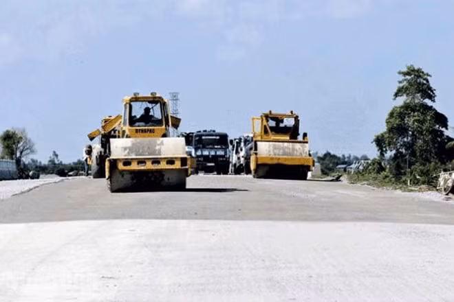 Công nhân thi công đoạn trên tuyến Hòn Đất-Kiên Lương.