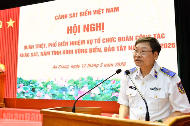 Thiếu tướng Trần Văn Xuân, Phó Chính ủy kiêm Chủ nhiệm Chính trị Cảnh sát biển Việt Nam phát biểu chỉ đạo Hội nghị.