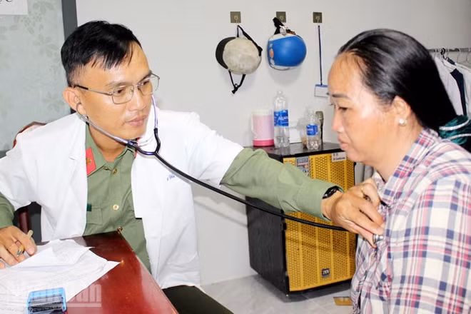 Khám bệnh, cấp thuốc miễn phí cho người dân ở Hòn Mấu, đặc khu Kiên Hải.
