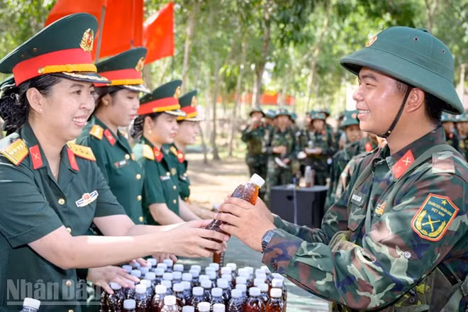 Cán bộ, hội viên phụ nữ lực lượng vũ trang tỉnh An Giang cùng đoàn viên thanh niên địa phương đã trao tặng nước uống phục vụ huấn luyện cho cán bộ, chiến sĩ Tiểu đoàn 512, Trung đoàn 892.