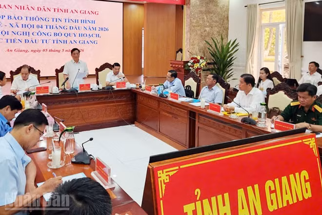 Chủ tịch Ủy ban nhân dân tỉnh An Giang Hồ Văn Mừng phát biểu.