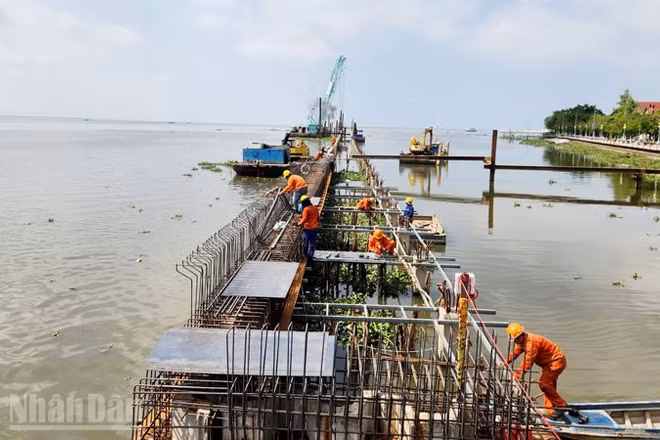 Công nhân thi công công trình lấn biển ở phường Rạch Giá.