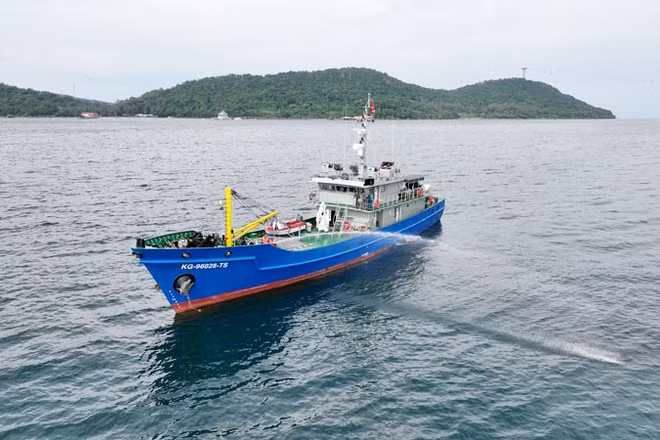 Tàu KG-96028-TS, Hải đội dân quân thường trực tỉnh An Giang thực hành xử trí tình huống cháy nổ trên tàu. (Ảnh: NGUYỄN KHOA)