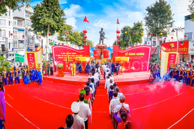 Lần lượt người dân dâng hương tưởng niệm 158 năm Anh hùng dân tộc Nguyễn Trung Trực hy sinh. (Ảnh: PHƯƠNG VŨ)