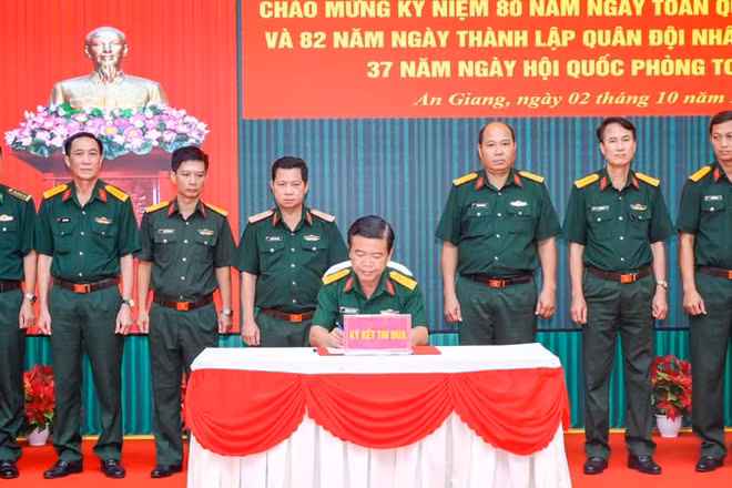Đại tá Nguyễn Việt Thắng, Chính ủy Bộ Chỉ huy Quân sự tỉnh An Giang ký xác nhận thi đua. (Ảnh: PHƯƠNG VŨ)