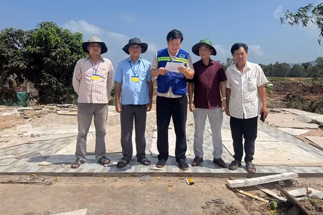 Lực lượng chức năng thông qua các quyết định cưỡng chế. (Ảnh: CTV)
