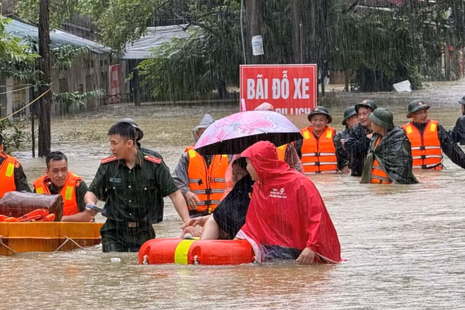 Lực lượng Công an Lạng Sơn hỗ trợ nhân dân ứng phó với diễn biến thời tiết xấu. (Ảnh: CALS)