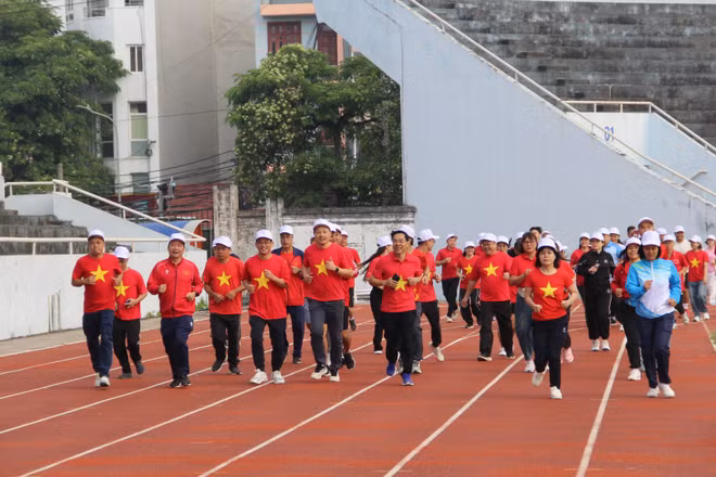 Các đại biểu tham gia chạy bộ tại sự kiện. (Ảnh: QUỐC ĐẠT) 
