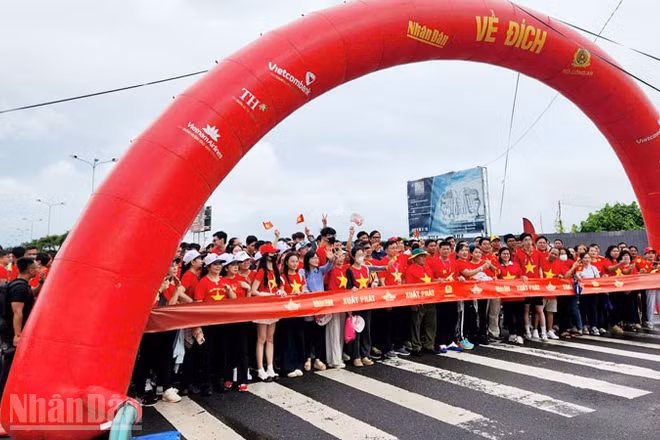 Chương trình đi bộ “Cùng Việt Nam tiến bước” năm 2025 trên địa bàn tỉnh An Giang. (Ảnh: QUỐC TRINH)