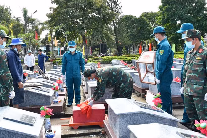 Cán bộ, chiến sĩ tiến hành lấy mẫu hài cốt của 643 mộ liệt sĩ chưa xác định được thông tin tại Nghĩa trang liệt sĩ Hòn Đất. (Ảnh: THU HƯƠNG).