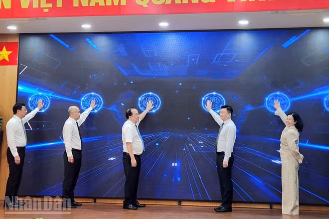 Các đại biểu thực hiện nghi thức bấm nút chính thức ra mắt nền tảng trực tuyến hỗ trợ ươm tạo khởi nghiệp sáng tạo tỉnh An Giang.