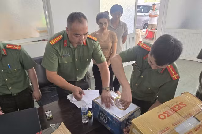 Cơ quan điều tra thi hành Lệnh khám xét tại Văn phòng làm việc của Công ty Đường Lâm. (Ảnh: Công an tỉnh Lạng Sơn)