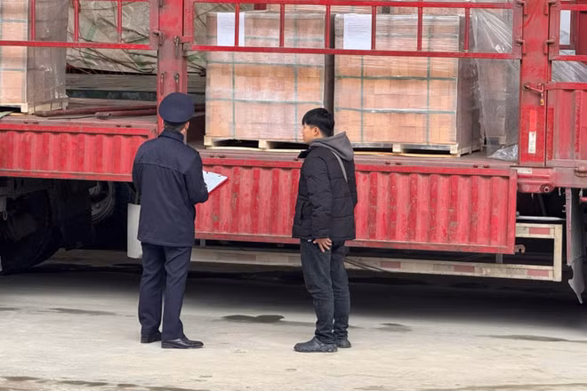 Công chức Hải quan cửa khẩu Quốc tế Hữu Nghị kiểm tra hàng hóa xuất nhập khẩu.