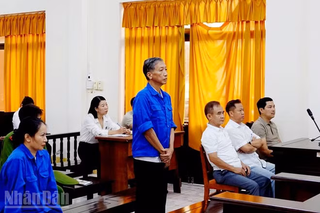 Bị cáo Lê Văn Mót trình bày tại phiên tòa. (Ảnh: QUỐC TRINH)