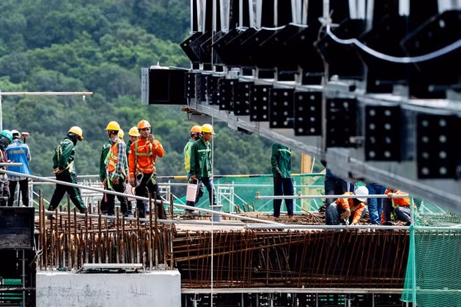 Công nhân thi công trên công trường Trung tâm Hội nghị APEC. (Ảnh: CTV)
