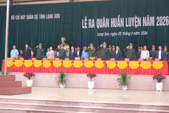 Các đại biểu tiến hành nghi thức chào cờ tại buổi lễ.