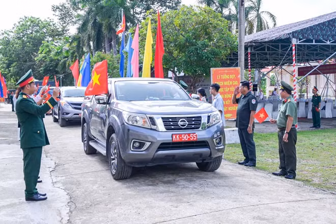 Cán bộ, chiến sĩ Đội K92, Đội K93 chính thức xuất quân, lên đường sang Campuchia, tiếp tục hành trình tìm kiếm, quy tập hài cốt liệt sĩ. (Ảnh: PHƯƠNG VŨ)