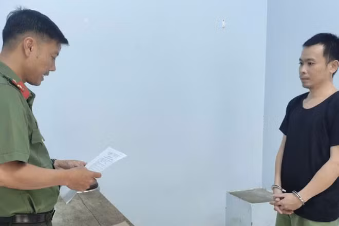 Công an đọc quyết định khởi tố đối với bị can Đỗ Khắc Trường. (Ảnh: Công an tỉnh An Giang)