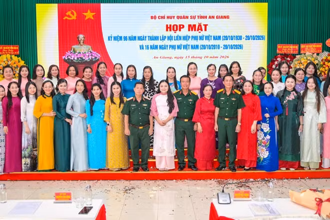 Thủ trưởng Bộ Chỉ huy quân sự tỉnh An Giang chụp ảnh lưu niệm cùng cán bộ hội viên Hội phụ nữ cơ quan Bộ Chỉ huy quân sự tỉnh. (Ảnh: PHƯƠNG VŨ)