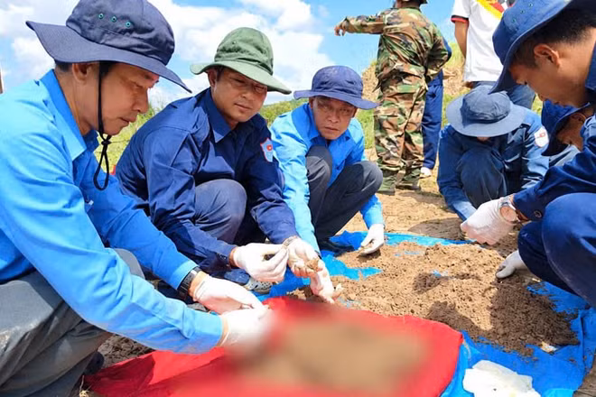 Đội K92 (Bộ Chỉ huy Quân sự tỉnh An Giang) tiếp tục tìm kiếm, quy tập được 5 bộ hài cốt liệt sĩ tại tỉnh Kép (Vương quốc Campuchia). (Ảnh: PHƯƠNG VŨ)
