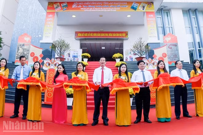 Các đại biểu nghi thức khai mạc Hội Báo Xuân Bính Ngọ 2026.