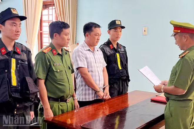 Công an tống đạt các Quyết định khởi tố vụ án, khởi tố bị can đối với Tô Hoàng Dũ. (Ảnh: Cổng thông tin điện tử Công an An Giang)