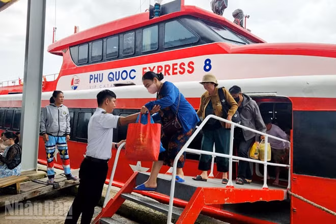 Hành khách đi tàu cao tốc Phú Quốc Express đến Phú Quốc.