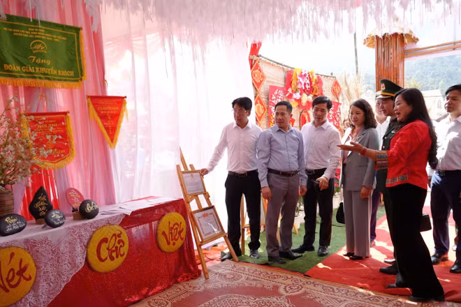 Các đại biểu chấm trang trí trại của các thôn trên địa bàn xã Ba Sơn tại Ngày hội.