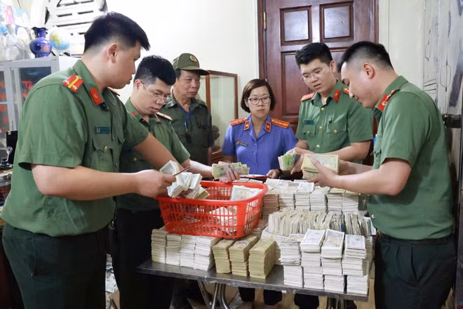 Lực lượng Công an phối hợp các lực lượng tiến hành khám xét, thu thập tài liệu, tiền mặt phục vụ công tác điều tra.