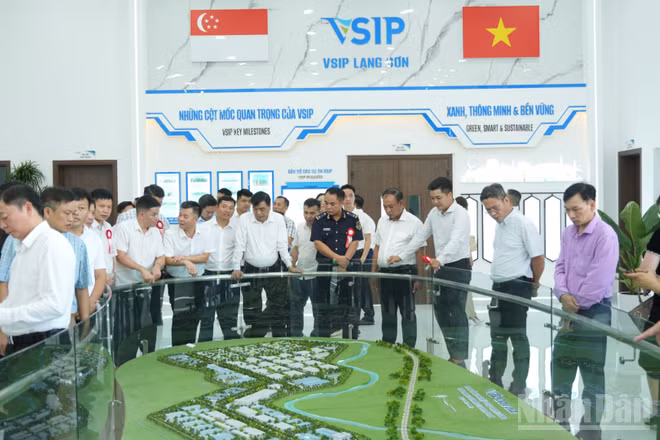 Các đại biểu quan sát bản đồ khu công nghiệp VSIP Lạng Sơn. (Ảnh: QUỐC ĐẠT)