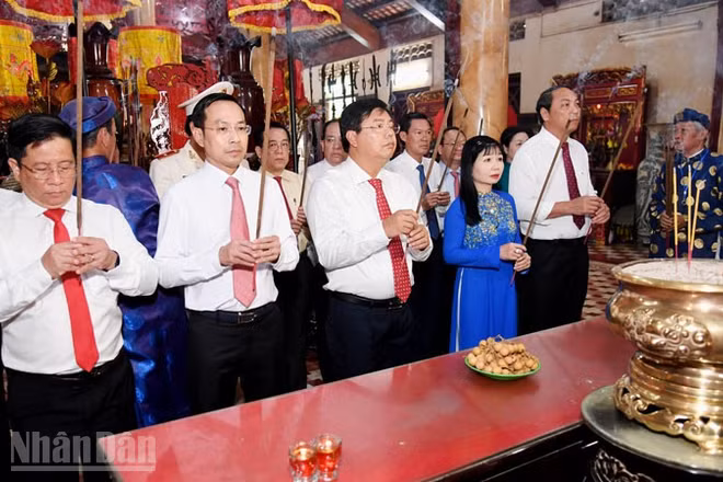 Lãnh đạo tỉnh An Giang dâng hương Anh hùng dân tộc Nguyễn Trung Trực trước khi bước vào phiên trù bị Đại hội đại biểu Đảng bộ tỉnh lần thứ I, nhiệm kỳ 2025-2030. (Ảnh: PHƯƠNG VŨ)