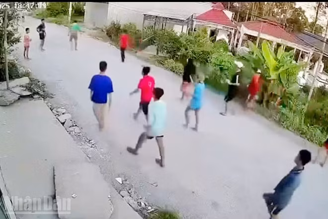 Camera nhà dân ghi hình ảnh học viên cai nghiện bỏ trốn. 